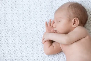 cuanto_duerme_un_bebe_recien_nacido_healinghouse