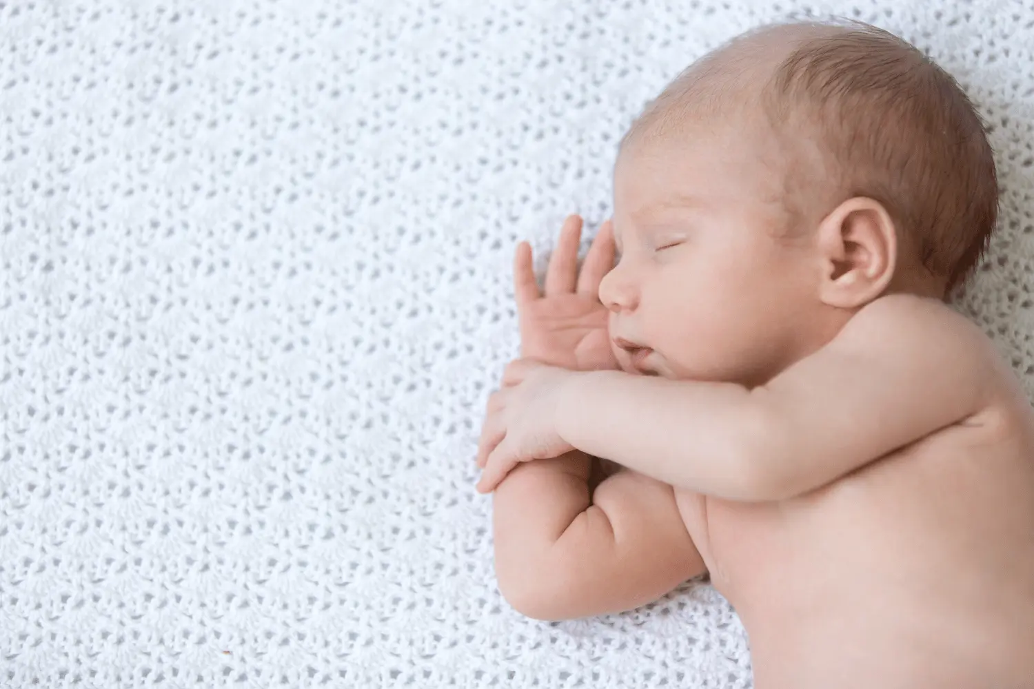 cuanto_duerme_un_bebe_recien_nacido_healinghouse